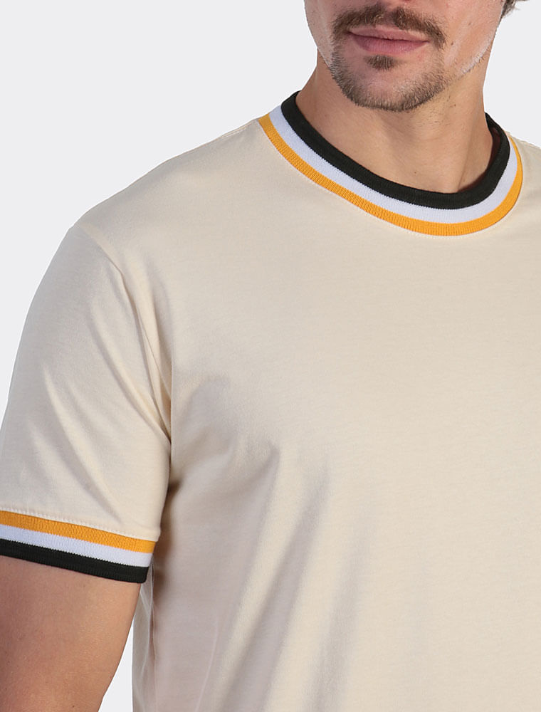 camiseta-ringer-gola-listrada-bege-frente-detalhe