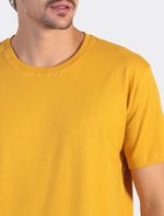 camiseta-basica-amarela-frente-detalhe