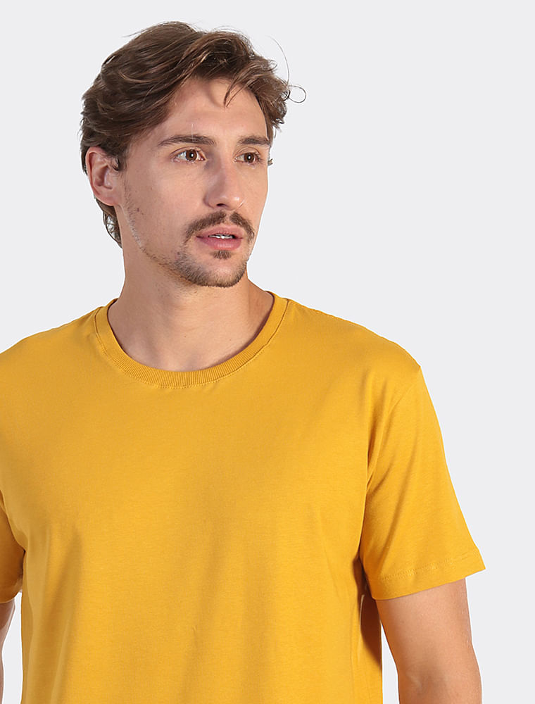 camiseta-basica-amarela-frente-zoom