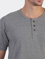 camiseta-henley-mescla-cinza-frente-detalhe