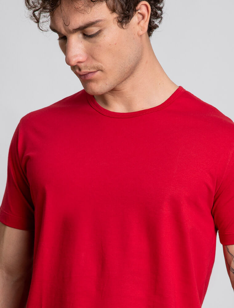 camiseta-basica-vermelho-frente-detalhe